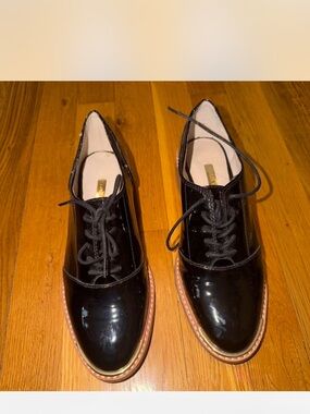 The Louise Et Cie Patent Leather Oxford Style Shoe in women and size 6.5